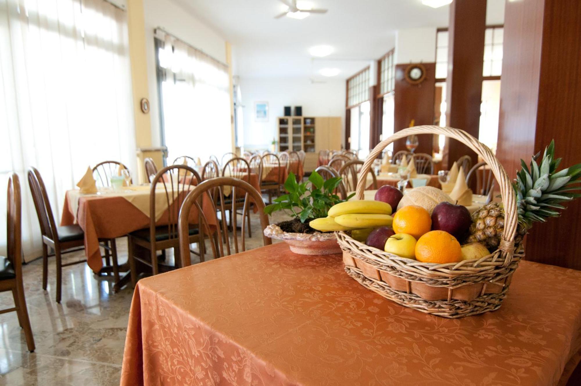 Hotel Milan Rosolina Mare Exterior photo