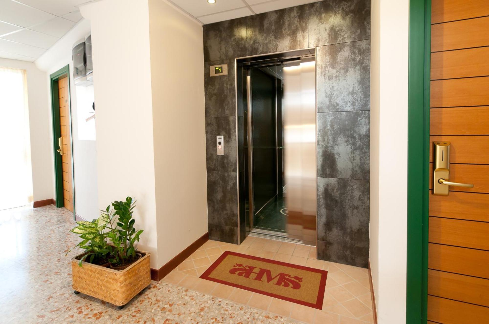Hotel Milan Rosolina Mare Exterior photo